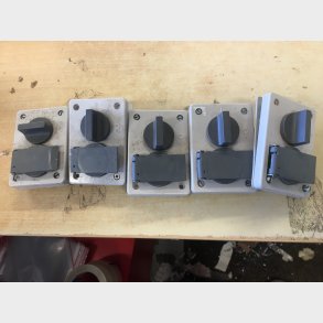 LK DREJEAFBRYDER stikkontakt 2-polet med DK-jord med 2-polet afbryder, lysegr/mrkegr (BRUGTE)