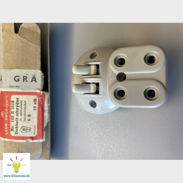 Dobbelt stikkontakt m afbryder gr 102E3018