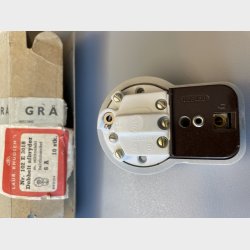 Dobbelt stikkontakt m afbryder gr 102E3018