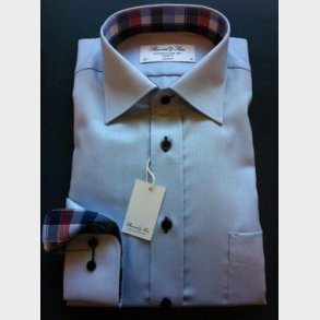 Lngärmad herrskjorta, klassisk passform, ljusbl, storlek 48.