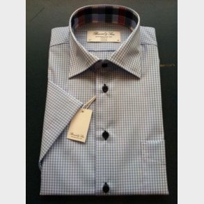 Kortärmad herrskjorta, klassisk passform, ljusbl/vit, rutig, stl 48.